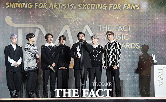 수상 소감을 말하며 마스크를 벗은 BTS 멤버들.