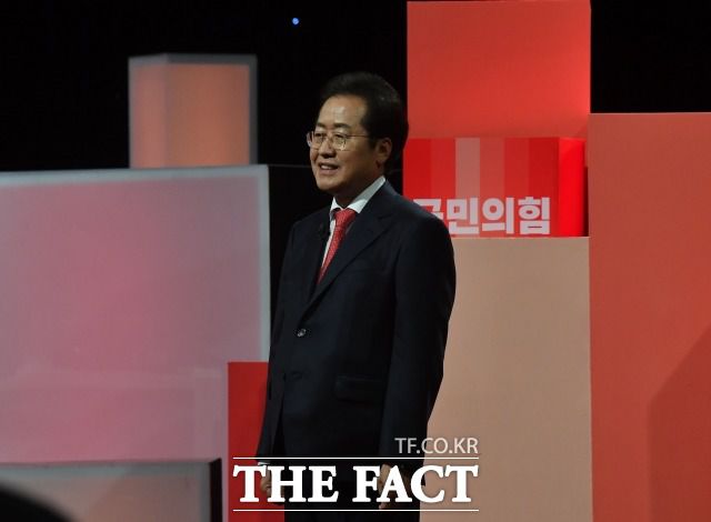 홍준표 국민의힘 대선 경선 후보가 5일 오후 서울 여의도 한국방송공사(KBS) 스튜디오에서 열린 제6차 방송토론회에서 인사말을 하고 있다. /국회사진취재단