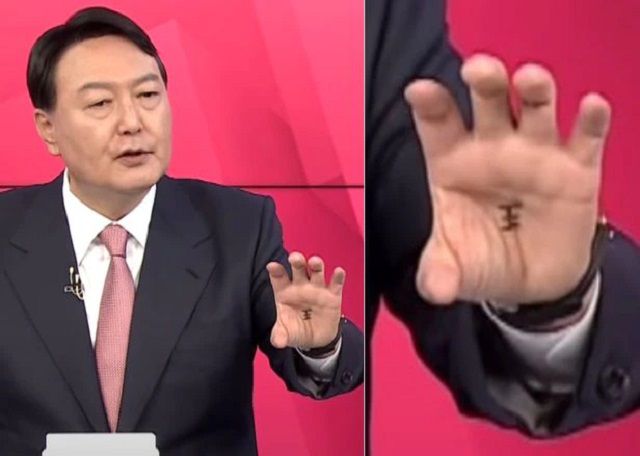 지난 1일 국민의힘 경선후보자 5차 TV 토론에 참석한 윤석열 전 검찰총장 손바닥에 '임금 왕(王)'이 적혀 있다. 5일 진행된 6차 TV 토론 때는 윤 전 총장 손바닥에 '왕'자는 없었다. /MBN 방송 화면 갈무리