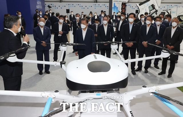 문 대통령이 7일 오후 인천 서구 현대모비스 수소연료전지공장 투자 예정지에서 열린 수소경제 성과 및 수소 선도국가 비전 보고와 차세대 수소연료전지 특화단지 기공식을 마친 후 수소 산업 관련 전시물을 관람하며 두산모빌리티 이노베이션의 수소 연료전지 드론 설명을 듣고 있다. /뉴시스