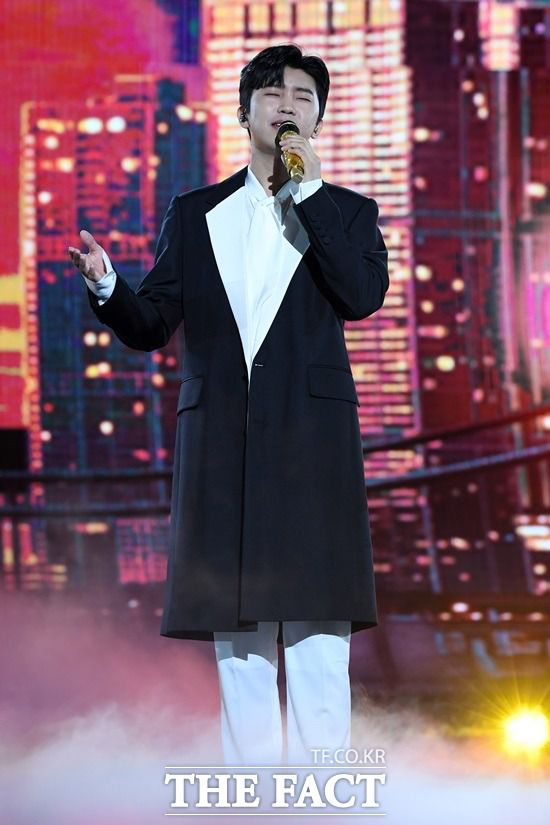 임영웅의 호감도는 '임영웅이 곧 브랜드'라는 수식어가 붙을 만큼 전 연령층을 망라하고 있다. 사진은 임영웅이 지난 2일 인천 파라다이스시티 플라자에서 열려 '2021 TMA'에서 무대를 펼치고 있다. /남용희 기자