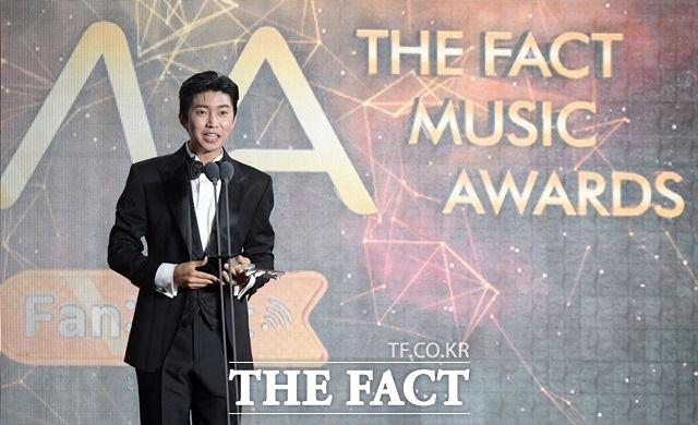 임영웅은 지난 2일 열린 '2021 더팩트 뮤직 어워즈'에서 팬앤스타 부문 트로트 인기상과 최애상, 트로트 남자 부문 등 3관왕에 올랐다. 이날 그는 자신의 대표곡 '별빛 같은 나의 사랑아' '이제 나만 믿어요'를 열창해 가을밤의 짙은 감성을 더했다. /남윤호 기자