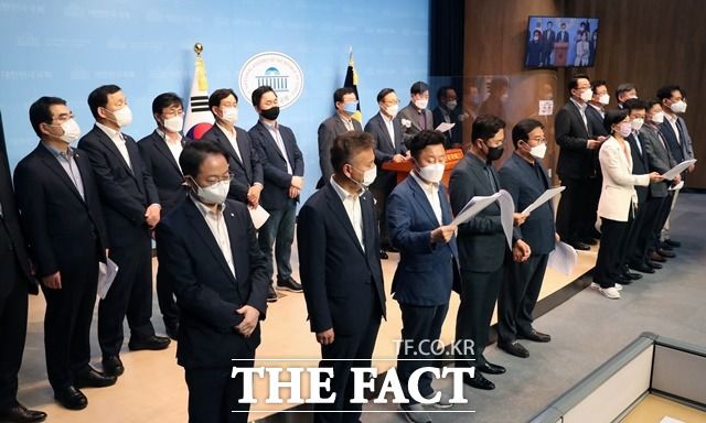 이낙연 캠프 공동선대위원장인 홍영표·설훈 더불어민주당 의원 등 캠프 소속 의원들이 11일 국회 소통관에서 "당헌·당규를 제대로 적용하면 이재명 후보의 득표율은 49.32%이며 과반에 미달한 것"이라며 "따라서 당헌·당규에 따라 결선투표를 반드시 진행해야 한다"고 주장하고 있다. /국회사진취재단