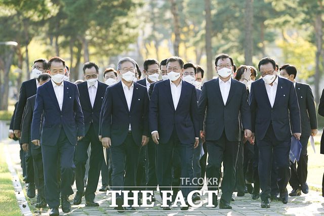 문재인 대통령이 14일 오후 세종시 정부세종컨벤션센터에서 열린 '균형발전 성과와 초광역협력 지원전략 보고' 행사에서 김부겸(오른쪽) 국무총리, 더불어민주당 대선후보인 이재명(왼쪽) 경기도지사를 비롯한 참석자들과 기념촬영장으로 이동하고 있다. /청와대 제공