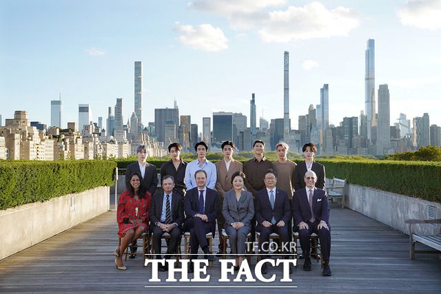 문재인 대통령과 유엔 총회 참석 차 뉴욕을 방문한 김정숙 여사가 지난달 20일(현지시간) 메트로폴리탄 미술관에서 황희 문화체육관광부장관, 미래문화특사인 BTS와 한국실 방문 기념 행사를 마친 후 기념촬영을 하는 모습. /청와대 제공