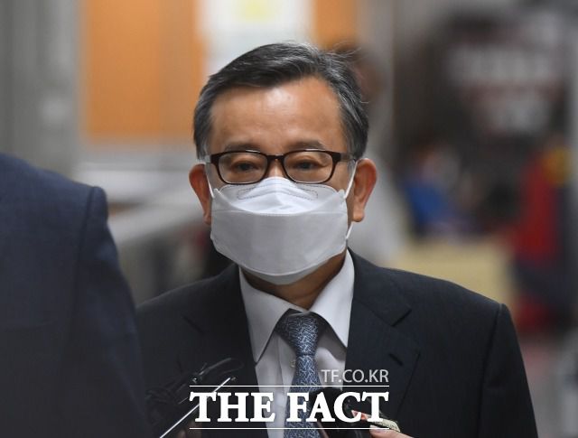 이광철 전 청와대 민정비서관이 김학의(사진) 전 법무부 차관의 출국금지에 대검찰청 수뇌부가 개입한 물증이 있음에도 제대로 수사하지 않았다며 검찰을 '작심 비판'했다. 마주 앉은 검찰은 "수사팀 해체한 게 누군데 수사가 미진했다고 하느냐"며 언성을 높였다. /이동률 기자