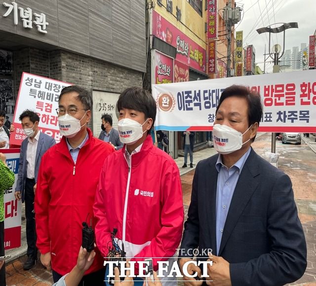 이준석 국민의힘 당대표가 1인 도보 시위에 나서기 전 연설을 하고 있다./창원=강보금 기자