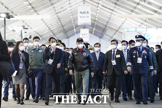 문재인 대통령이 20일 오전 서울공항에서 열린 아덱스 2021 행사장을 찾아 설명을 듣고 있다. /청와대 제공