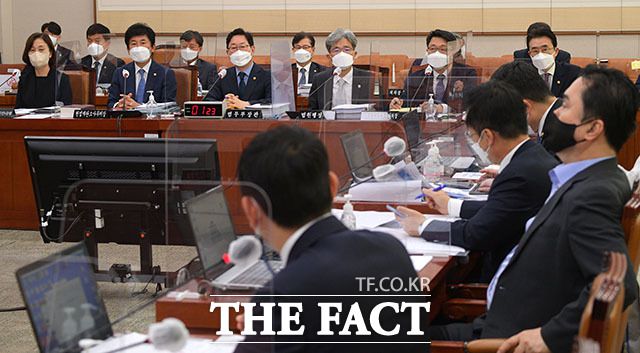 강민아 감사원장 권한대행, 박종문 헌법재판소 사무처장, 박범계 법무부 장관, 김상환 법원행정처장, 김진욱 고위공직자범죄수사처장, 이강섭 법제처장(왼쪽부터)이 종합감사에 출석해 질의를 듣고 있다.