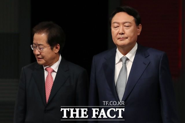 홍준표 국민의힘 대선 경선 후보는 윤 전 총장의 사과에도 "제가 당대표였다면 제명 감"이라고 비판했다. 지난 15일 국민의힘 대선 경선후보 일대일 맞수토론 당시 홍 후보와 윤 후보. /국회사진취재단