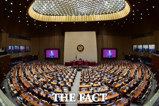 문 대통령이 25일 오전 국회 본회의장에서 2022년도 예산안 시정연설을 하는 모습. /이선화 기자