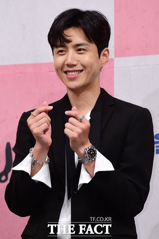 대중은 관심과 사랑을 준만큼 대중스타들의 사생활도 깨끗할 것을 요구한다. 사진은 김선호가 tvN 월화드라마 '백일의 낭군님' 제작발표회에 참석할 당시 포토타임을 갖고 있다. /더팩트 DB