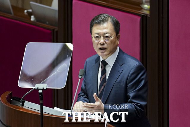 25일 국회에서 2022년도 예산안 시정연설을 한 문 대통령은 26일 한-아세안 정상회의에 참석을 시작으로 아세안 관련 3개 정상회의에 참석한 뒤 이탈리아, 영국, 헝가리를 차례로 방문해 G20 및 COP26 정상회의에 참석한다. 문 대통령이 25일 오전 국회 본회의장에서 2022년도 예산안 시정연설을 하는 모습. /청와대 제공