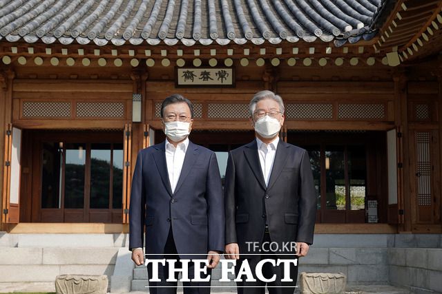 문재인 대통령이 26일 오전 이재명 더불어민주당 대선 후보와 차담을 하기에 앞서 청와대 상춘재 앞에서 기념촬영을 하고 있다. /청와대 제공