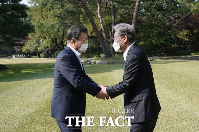 문재인 대통령이 26일 오전 청와대 상춘재 앞에서 더불어민주당 이재명 대통령 후보와 차담을 위해 만나 인사하고 있다. /청와대 제공