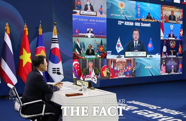 문재인 대통령이 26일 오후 청와대 충무실에서 제22차 한-아세안 화상 정상회의에 참석한 모습. /뉴시스