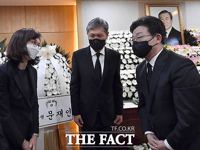 유승민 국민의힘 대선 경선 후보가 조문을 마친 뒤 노소영 아트센터 나비 관장(왼쪽)를 위로하고 있다. /사진공동취재단