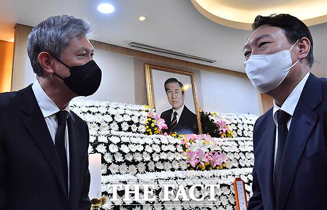 윤석열 국민의힘 대선 경선 후보가 27일 서울 종로구 서울대병원 장례식장에 마련된 고(故) 노태우 전 대통령 빈소를 찾아 조문을 하고 있다. /이새롬 기자