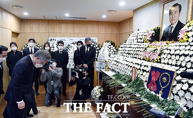이재명 더불어민주당 대선 후보가 노 전 대통령 빈소를 찾아 조문하고 있다. /이새롬 기자