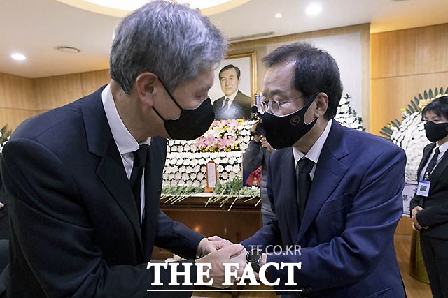 홍준표 국민의힘 대선후보가 27일 서울 종로구 서울대병원 장례식장에 마련된 고 노태우 전 대통령 빈소를 찾아 조문을 하고 있다. /이새롬 기자