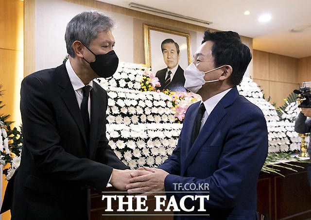 원희룡 국민의힘 대선 경선 후보가 조문을 마친 뒤 노 이사장과 대화를 나누고 있다. /이새롬 기자