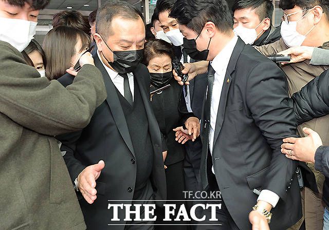 전두환 전 대통령의 부인 이순자 여사가 28일 서울 종로구 서울대병원 장례식장에 마련된 고(故) 노태우 전 대통령 빈소를 찾아 조문을 마친 귀 이동하고 있다. /사진공동취재단