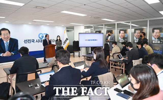 홍준표 국민의힘 대선 경선 후보가 28일 오후 서울 여의도 선거사무소에서 기자간담회를 갖고 있다. /남윤호 기자