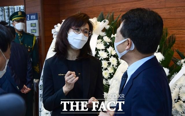 노소영 아트센터 나비 관장이 지난 10월 28일 서울 종로구 서울대병원 장례식장에 마련된 고(故) 노태우 전 대통령 빈소에서 조문객을 맞고 있다. /사진공동취재단