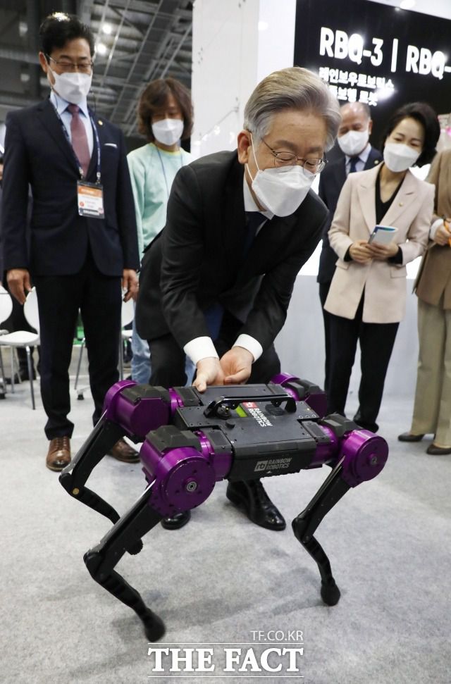 이재명 더불어민주당 대선 후보는 31일 일부 언론이 가짜뉴스를 퍼뜨리고 있다며 비판의 논조를 내세웠다. 사진은 지난 28일 경기도 고양시 킨텍스에서 열린 '2021 로보월드'에서 이 후보가 사족보행 로봇을 살펴보는 모습. /국회사진취재단
