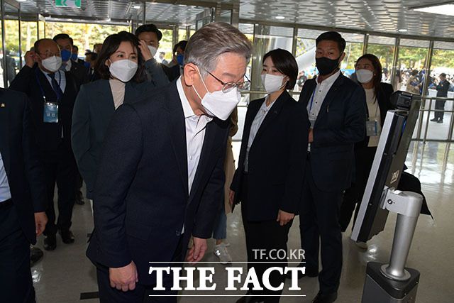 나란히 출범식장으로 입장하는 이재명 후보와 부인 김혜경 씨. /국회사진취재단