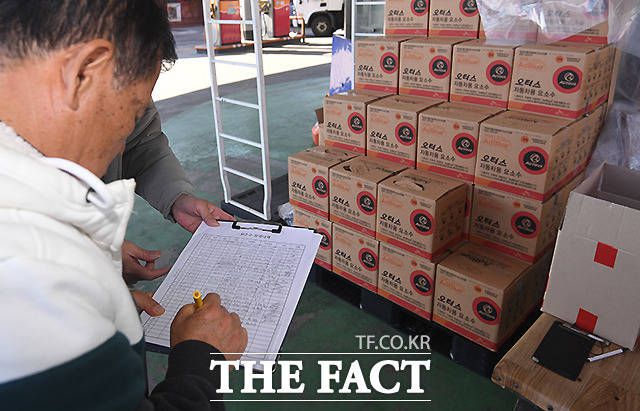 SK 직영 주유소에서 11리터 요소수 80박스가 판매되고 있다.