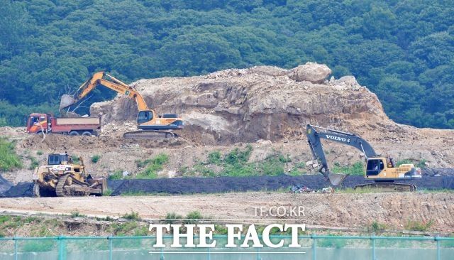 업계에 따르면 건설 현장에서 운용하는 건설기계는 53만여 대이며, 요소수를 사용하는 장비는 전체의 33% 수준인 17만6000여 대다. /더팩트 DB
