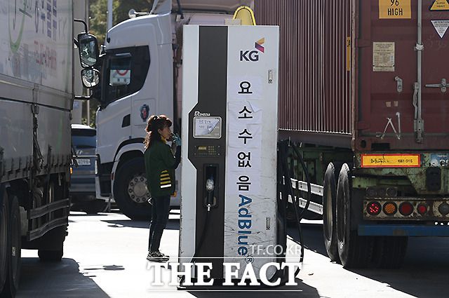 12일 오후 인천 중구 인천항 인근의 한 주유소에 요소수 없음을 알리는 안내문이 붙어 있다.