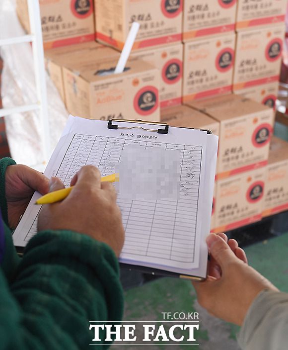 구매자들이 장부에 차량번호와 인적사항을 적고 있다. 정부는 차량용 요소수의 사재기를 막기 위해 차 1대 당 승용차는 최대 10리터(ℓ)까지, 화물·승합차, 건설기계, 농기계 등은 최대 30ℓ까지 구매할 수 있게 했다.