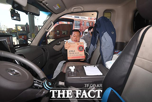 1톤 트럭 운전기사가 구매한 요소수를 차량에 싣고 있다. 그는 "2달을 채 못 쓴다"라며 1인 1개(10리터) 밖에 구매할 수 없는 상황을 안타까워했다.