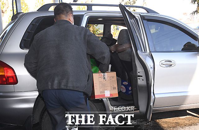 개인 운전자가 구매한 요소수를 차량에 싣고 있다.