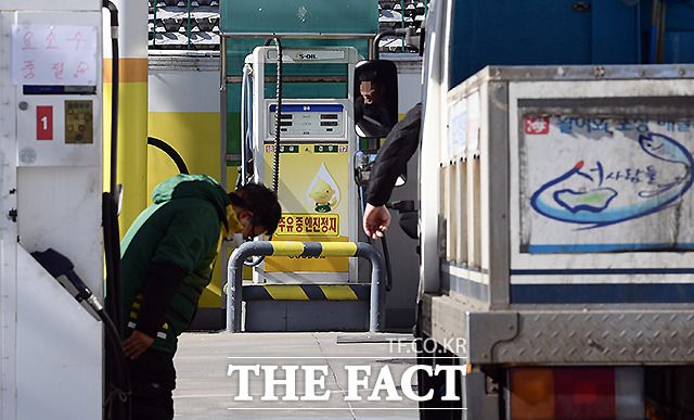 또 다른 주유소에서 직원이 요소수를 찾는 화물 기사에게 품절을 알리며 고개를 숙이고 있다.