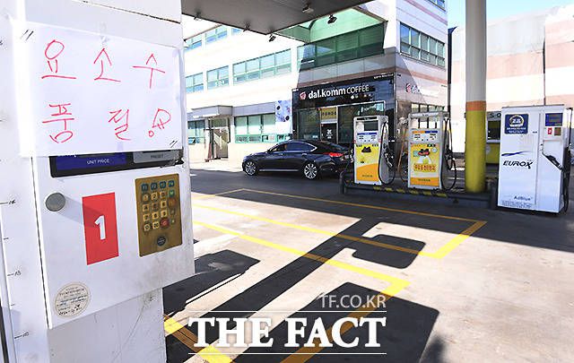 한산한 주유소에 '요소수 품절'을 알리는 안내문이 붙어 있다. 전날 정부가 지원한 요소수 공급 주유소 8곳을 토대로 돌아본 결과 거의 모든 주유소의 요소수는 당일 품절된 상태였다.