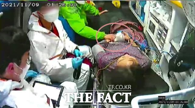 이해식 더불어민주당 선거대책위원회 배우자실장이 이재명 대선 후보 부인 김혜경 씨의 응급실행 CCTV 사진을 12일 공개했다. 사진은 이 후보가 119구급차에 누워있는 김 씨의 손을 잡은 모습. /이해식 민주당 의원 페이스북 갈무리