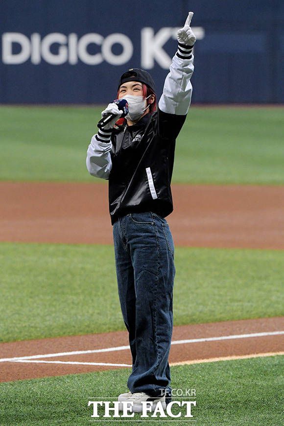 한국시리즈 2차전, 시구자로 등장한 그룹 '훅'의 리더 아이키