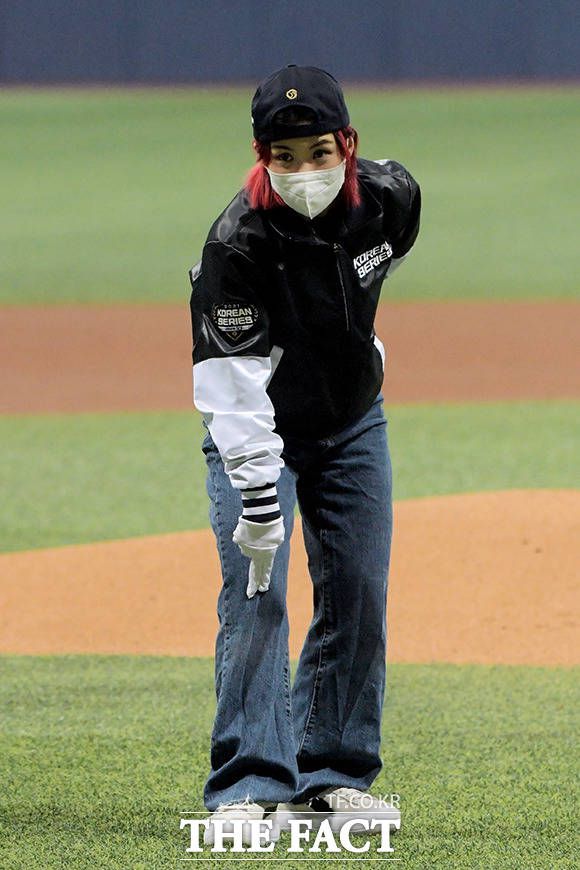 이번엔 진짜 시구, 진지하게 수신호 확인하는 아이키