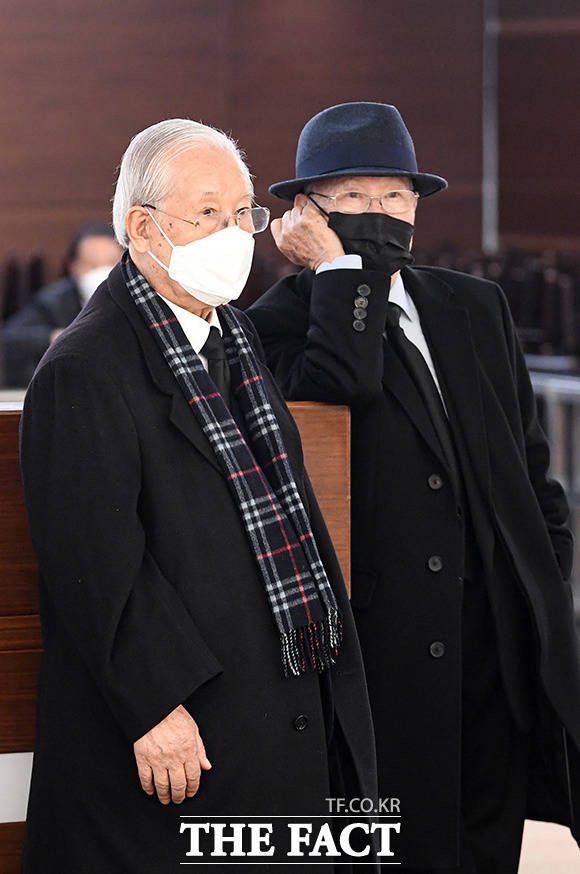 장세동 전 국가안전기획부장(왼쪽)과 고명승 전 육군대장이 조문하고 있다. /이동률 기자