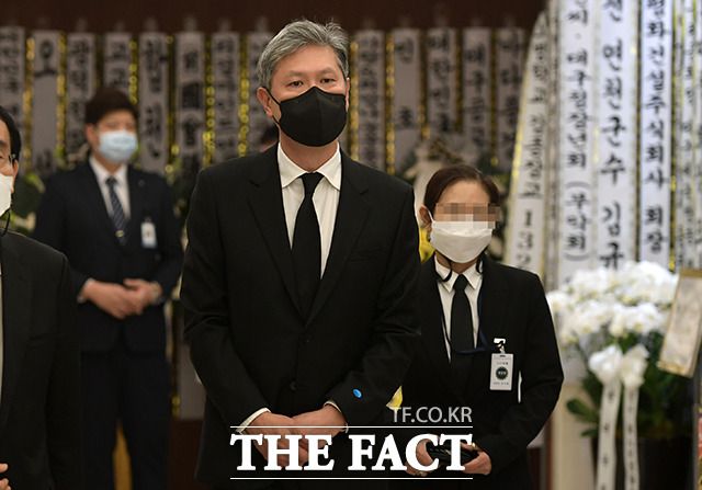 고 노태우 전 대통령 아들 노재헌 동아시아문화센터 이사장이 25일 오후 서울 서대문구 신촌세브란스병원 장례식장에 마련된 고 전두환 씨 빈소를 찾아 조문을 하고 있다. /이동률 기자