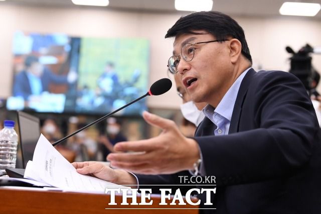 대중문화인들의 "대중문화예술인도 병역 특혜를 받을 수 있도록 해달라"는 요청이 지속되자 윤상현 무소속 의원은 지난 6월 대중문화예술인의 사회복무제도를 인정하는 '병역법 일부 개정 법률안'을 처음으로 발의했다. /남윤호 기자