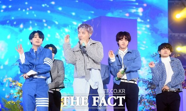 방탄소년단은 오는 27일과 28일, 12월 1~2일 미국 로스앤젤레스에서 총 4차례 공연을 진행한다. 사진은 BTS가 '2021 TMA'에서 화려한 무대를 펼치고 있다. /더팩트 DB