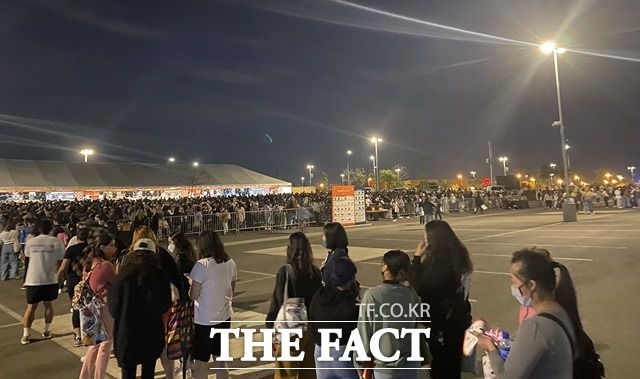 BTS 콘서트가 펼쳐질 로스엔젤레스 소파이 스타디움 주변은 공연을 하루 앞둔 26일(미국 현지시간, 한국시간 27일 오후) 이른 아침부터 '+굿즈'를 구입하려는 인파로 수만명이 한꺼번에 몰렸다. /미국 교포 제공