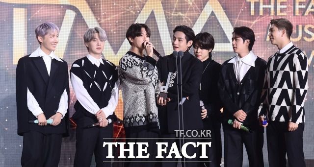 대중음악계는 그룹 방탄소년단뿐만 아니라 이들의 뿌리가 된 K팝 스타들의 땀과 노력을 무시하지 않고 인정해 달라고 간절하게 호소했다. 사진은 방탄소년단이 지난 10월 2일 열린 더팩트뮤직어워즈에서 수상 소감을 밝히고 있다. /이동률 기자