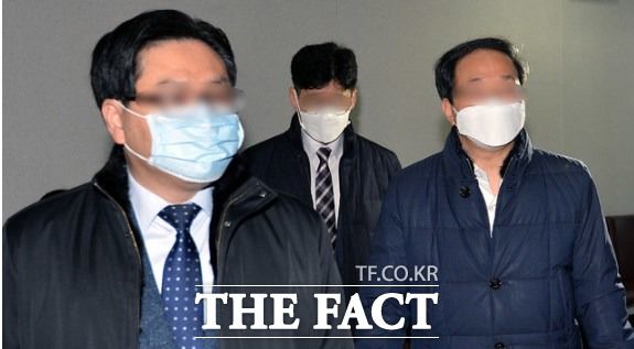 대구교회 교인명단을 고의로 누락·제출한 혐의로 재판에 넘겨진 신천지 대구교회 관계자들이 3일 오전 선고공판에 참석하기 위해 대구지법 법정에 들어서고 있다