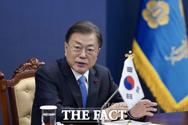 문재인 대통령이 9일 오후 청와대 여민관 영상회의실에서 조 바이든 미국 대통령이 주최한 '민주주의 화상 정상회의'에 참석해 참모진과 대화하고 있다. /청와대 제공