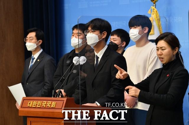 더불어민주당 '고3 당원' 이정인 군이 8일 서울 여의도 국회 소통관에서 기자회견을 열고 SNS에 '우리 고3이 민주당 고3보다 우월할 겁니다'라는 글을 게시한 이준석 국민의힘 대표를 비판하는 모습. /남윤호 기자